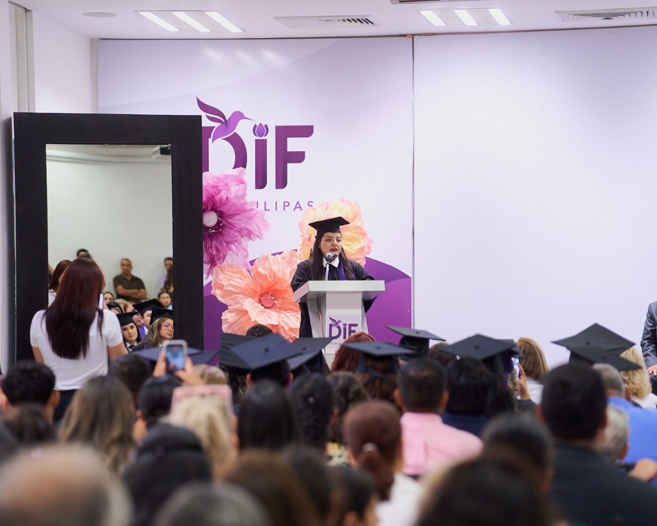 Autoridades y estudiantes en la graduación del Centro de Rehabilitación y Educación Especial